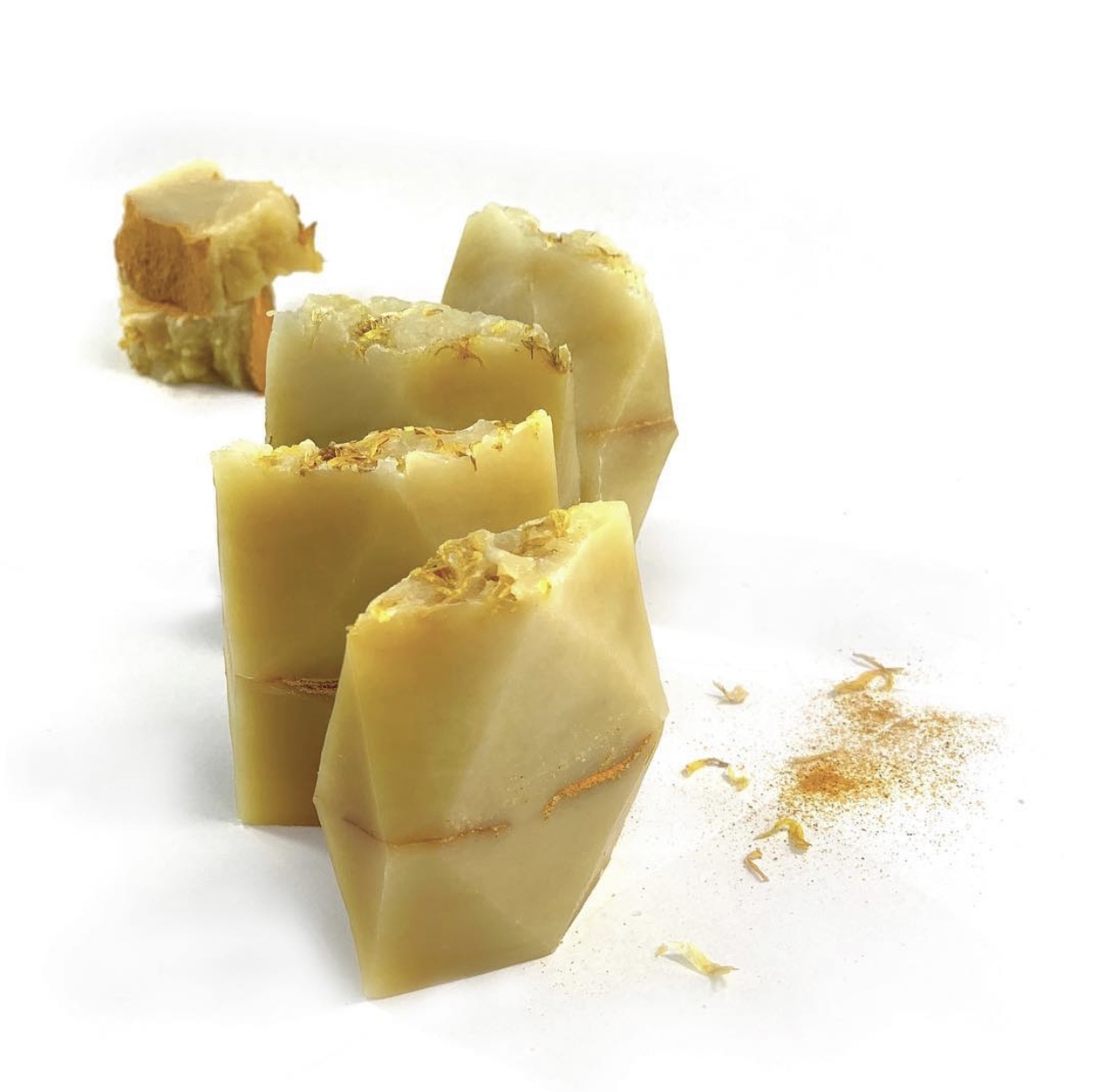 Sabonetes artesanais de calêndula em tom amarelo natural