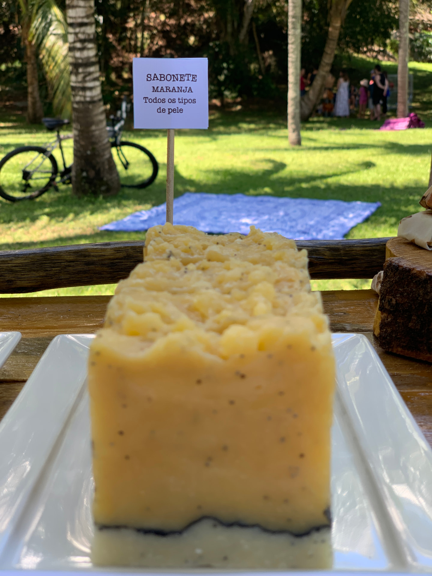 Barra de sabonete artesanal de laranja com sementes de papoula