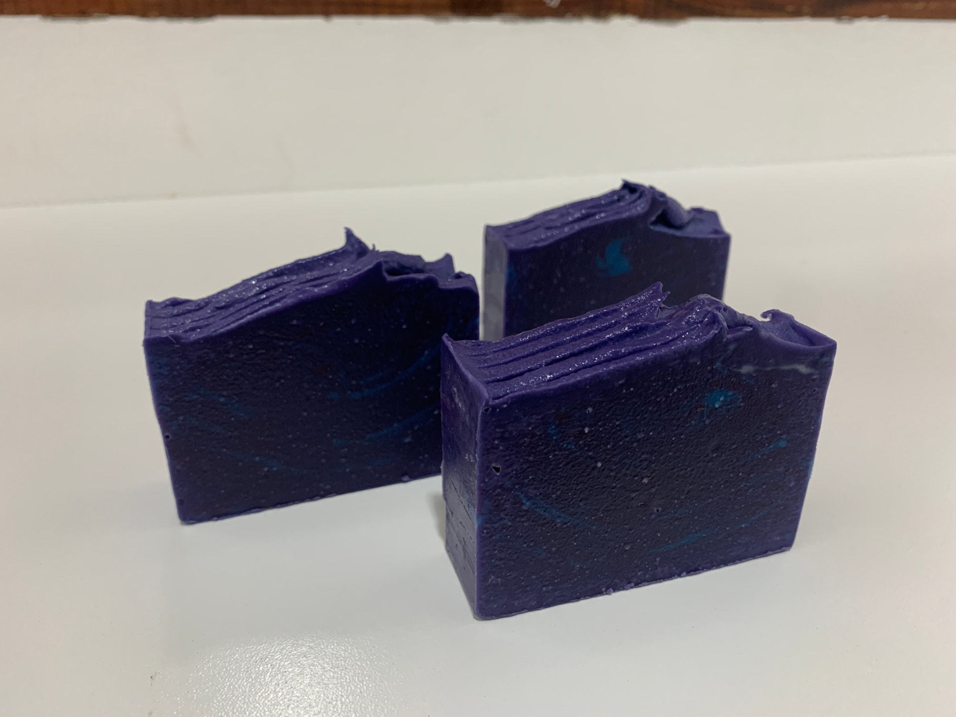 Sabonetes artesanais roxos com textura de lavanda